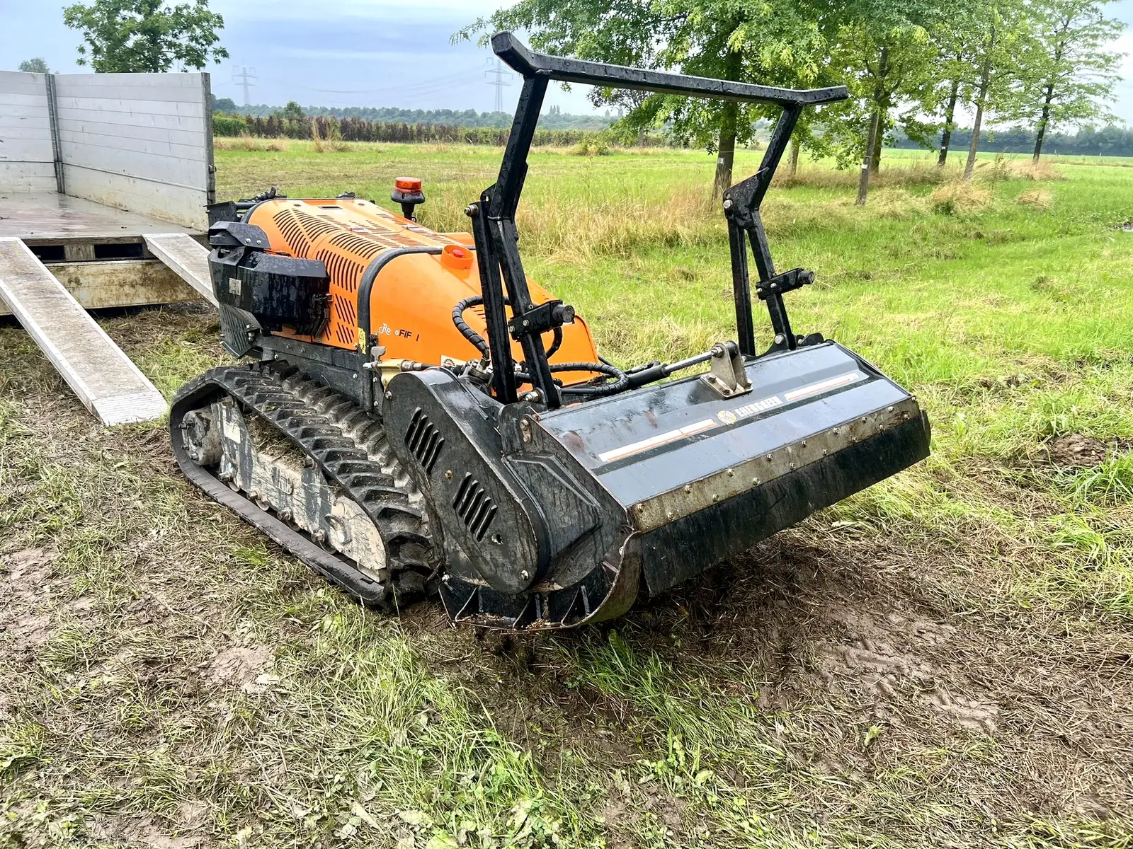 Märraupe - Neufahrzeug für extreme Herausforderungen Mähraupe XXX nach dem Abladen vom Anhänger, auf einer großen Wiese