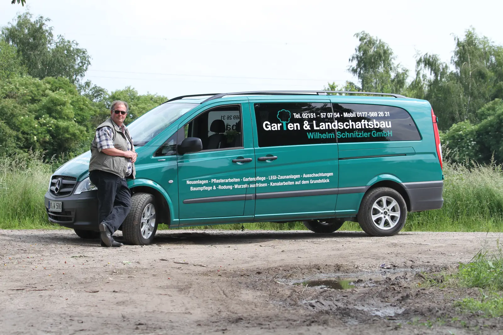 Über uns - Frank Schnitzler vor seinem Firmenfahrzeug Der "Chef" mit seinem überall bekannten "Schnitzler-Vito"